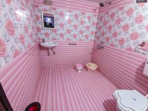 DhordoDesert King Resort的粉红色的客房设有卫生间和水槽