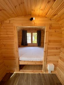 索尔陶Naturcamping Lüneburger Heide - Chalets & Tiny Häuser的小木屋内小房间的一个床位