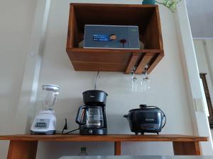 福尔图纳Casa Vista Arenal的厨房柜台配有咖啡壶和搅拌机