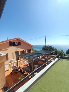 因佩里亚Appartamenti Villa Chiara的海景阳台