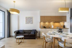 格丁尼亚04 Gdynia Premium - Apartament Mieszkanie dla 2 osób z parkingiem的客厅配有桌子和沙发