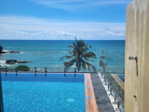 拉维尼亚山Lavinia Bay Beach Hotel的海景游泳池