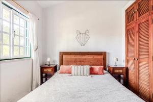 梅利迪什Casa da Falésia的一间卧室配有一张带2个床头柜的大床
