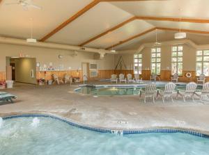 伊格尔里弗野鹰旅馆的一个带椅子和桌子的大型游泳池