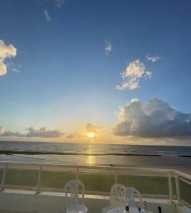 累西腓CASA COM PISCINA À BEIRA MAR.的阳台享有日落海景