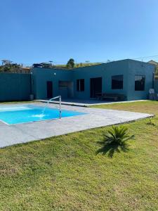卡萨帕瓦Espaço Mattigor的一座房子,旁边设有游泳池