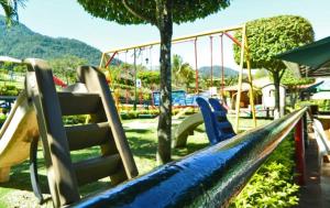 哈拉瓦科阿杰拉布卡河俱乐部度假酒店的一个带滑梯游乐场的公园