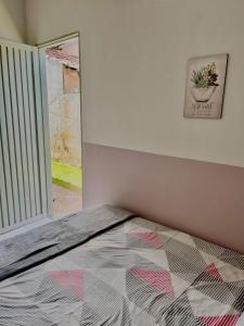 戈亚尼亚Casa da Vó Maria Suite Dupla 09的一间卧室配有一张壁画床