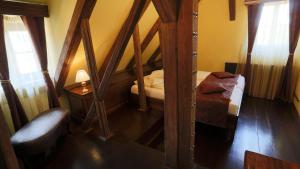 锡吉什瓦拉卡萨乔吉斯克劳斯锡吉什瓦拉酒店的一间小房间,房子里配有双层床