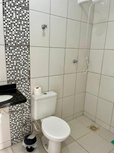 戈亚尼亚Casa da Vó Maria Suite Dupla 09的白色的浴室设有卫生间和淋浴。