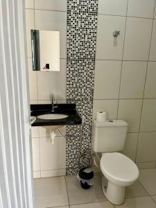 戈亚尼亚Casa da Vó Maria Suite Dupla 09的浴室配有白色卫生间和盥洗盆。