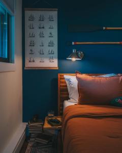 卡茨基尔Willow Pond Motel的一间卧室设有一张床和蓝色的墙壁