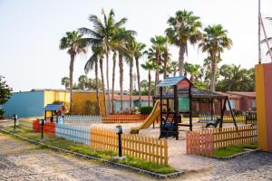 圣玛丽亚VOI Vila do Farol Resort的一个带滑梯和秋千的游乐场