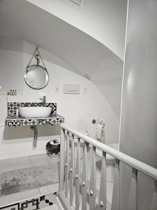 圣雷莫CASA DI MAGGIE的白色的浴室设有水槽和楼梯