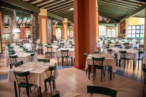 圣玛丽亚VOI Vila do Farol Resort的宴会厅配有白色的桌椅