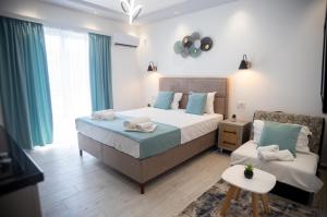 乌尔齐尼Apartments Cota Guesthouse的一间卧室配有一张床和一张沙发