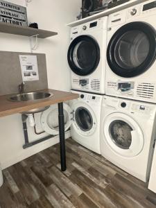 弗朗斯地区特朗布莱Appartement Tremblay en France的洗衣房配有2台洗衣机和水槽
