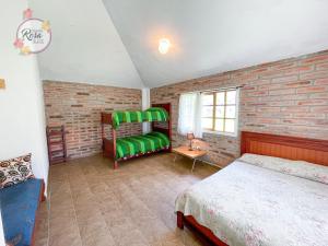 Hacienda ZuletaSanta Rosa de Lima Hostal Zuleta的一间卧室设有一张床和砖墙