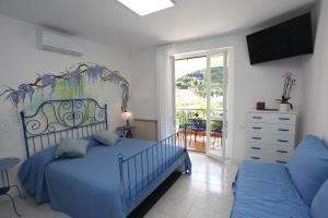 切塔拉Jungle Rooms的一间卧室设有蓝色的床和一个阳台