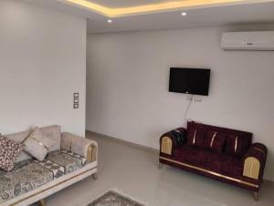 El AhmarRésidence Sousse的带沙发和平面电视的客厅