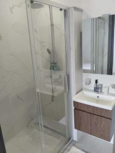 El AhmarRésidence Sousse的带淋浴和盥洗盆的浴室
