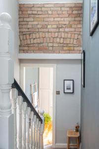 都柏林GuestReady - Victorian redbrick in heart of Dublin的白色的楼梯,有砖墙和门