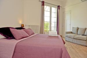 阿维尼翁莱斯霍滕西亚公寓酒店的卧室配有粉红色的床和沙发