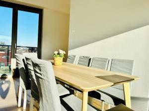维也纳130 m2 Modern Penthouse Apartment with Free parking的一张带椅子的木桌和花瓶