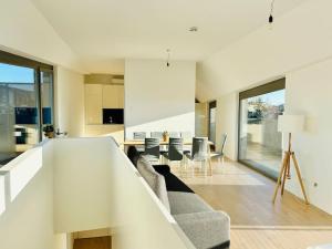 维也纳130 m2 Modern Penthouse Apartment with Free parking的客厅配有沙发和桌子