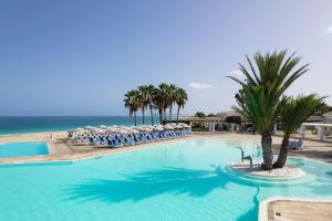 萨尔雷VOI Praia de Chaves Resort的一个带椅子的大型游泳池,并享有海景