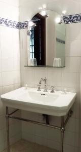San-Martino-di-LotaCHÂTEAU CAGNINACCI B&B的浴室设有白色水槽和镜子