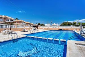 托雷维耶哈Rincón de sol y relax的蓝色海水大型游泳池