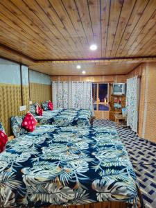 帕哈尔加姆New Snow View Resort pahalgam的一间卧室,卧室内配有一张大床