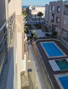 El Ahmarإقامة طلال的大楼内带游泳池的阳台
