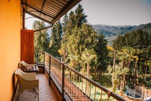 阿科Arciduca Charming House Room & Breakfast的以及享有树木和山脉景致的阳台。