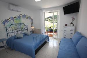 切塔拉Jungle Rooms的一间卧室配有蓝色的床和沙发