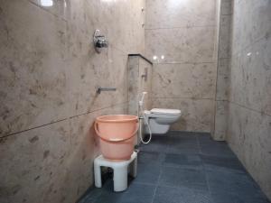 迈索尔Hotel Vyshak International的一间带卫生间和桶的浴室