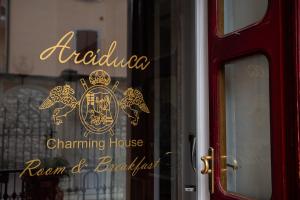 阿科Arciduca Charming House Room & Breakfast的建筑物窗户上的标志