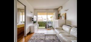 圣罗兰度瓦Beach & airport appartement的带沙发和镜子的客厅