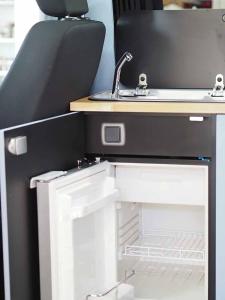 DardistownCampervan Ireland Rentals的开放式冰箱设有水槽和水槽