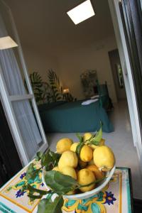 切塔拉Jungle Rooms的坐在桌子上的一碗柠檬