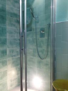 雷焦艾米利亚B&B Sottotetto的浴室里设有玻璃门淋浴