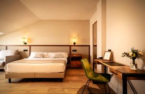 托莱多Hotel Cigarral Santa María的一间卧室配有一张床、一张桌子和一把椅子