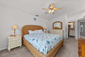 弗吉尼亚海滩Enjoy your vacation at the Triple Wave Rider的一间卧室配有一张床和吊扇
