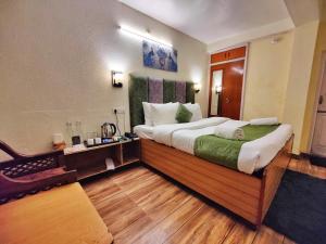 西姆拉Jakhu Vibes的一间卧室设有一张大床,铺有木地板