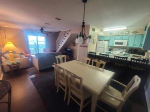 格尔夫海岸Beautiful 3 Bedroom BEACHFRONT Condo (F3) - Sleeps 10的厨房以及带桌椅的起居室。