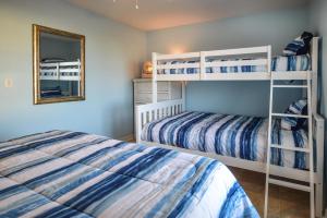 格尔夫海岸Super Cute With Deeded Beach Access (#26) - Sleeps 5的一间卧室配有两张双层床和镜子