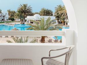 塔格梅斯Hotel Bougainvillier Djerba的从度假村的阳台上可欣赏到游泳池的景色