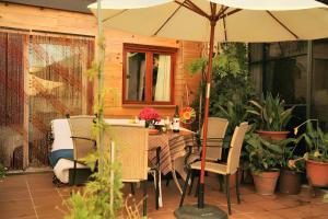 阿尔武希耶斯One bedroom apartement with shared pool furnished terrace and wifi at Arbucies的庭院内桌椅和遮阳伞
