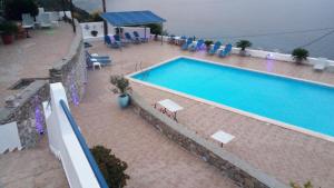 Akhladherí阿夫拉公寓式酒店的享有度假村游泳池的顶部景致